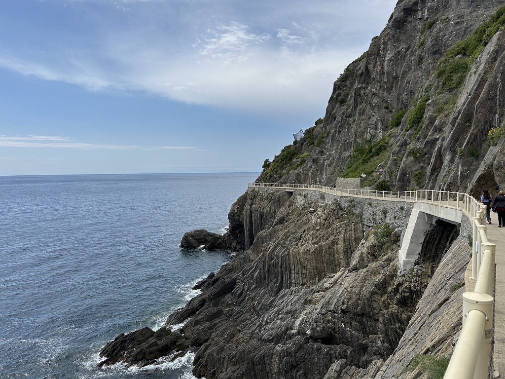 Path of Love in Cinque Terre overlooking the sea — symbolizing new neural pathways and intentional mindset shifts.
